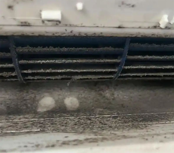 鄂托克前空调吹的风有股烧焦味是怎么回事